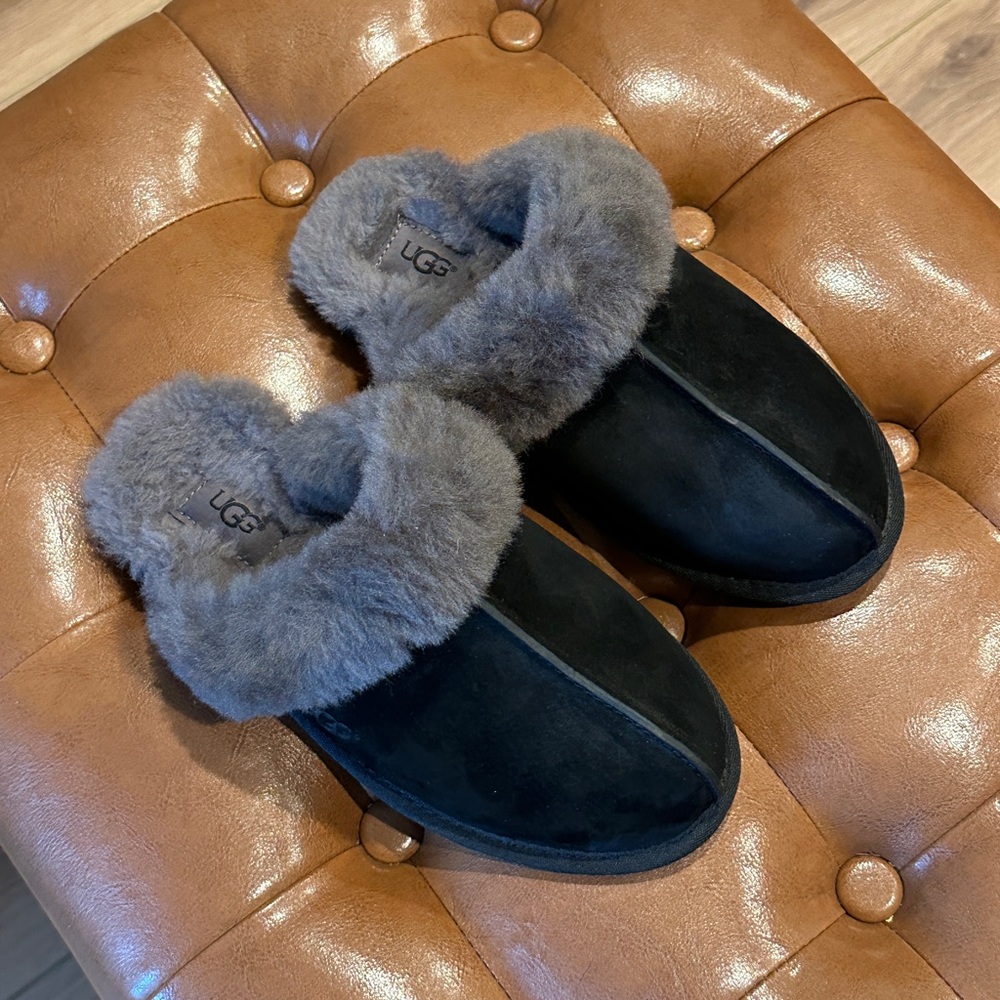 UGG Slippers - Scuffette Slides in black
